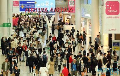 한국 여행 산업은 코로나 팬데믹 이전으로 완전 회복했다. 인천공항 출국장을 찾은 여행객들. 사진=임준선 기자