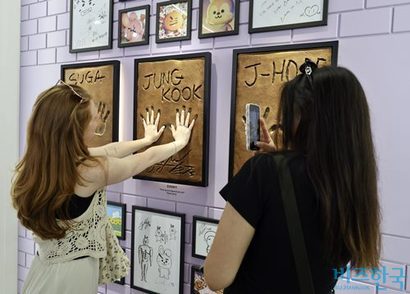 서울 중구 라인프렌즈 스퀘어 명동에서 외국인 관광객들이 BTS관련 전시품을 구경하고 있다. 사진=박정훈 기자