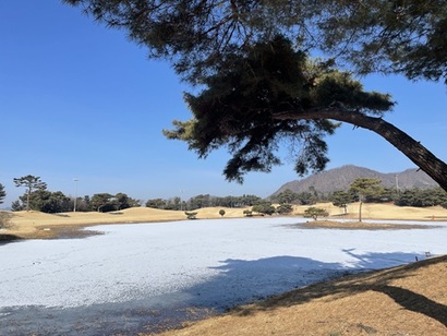 얼어붙은 페어웨이와 잔설이 남은 코스 위에서 볼은 뜻대로 가지 않지만, 그럼에도 클럽을 내려놓지 않는 사람들이 있다. 점수보다 중요한 것은 끝까지 걸어 나오는 일, 그리고 무사히 하루를 마쳤다는 사실이다. 사진=강찬욱 제공