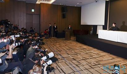 지난 5월 김수현이 고 김새론과의 미성년 시절 교제 의혹을 부인한 기자회견에 취재진이 몰려든 모습. 갈등 당사자 간에 협상과 합의를 이끌 제도나 기관이 필요하다. 사진=박정훈 기자