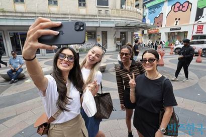 명동을 방문한 외국인 관광객들. MZ세대는 전통적 사후보장 개념보다 현재의 건강과 경험에 집중한다. 사진=박정훈 기자