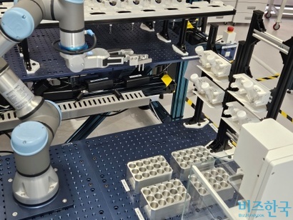 AI 신약개발 자율실험실​에 구축된 로봇이 향후 시료 전처리 작업 등 단순 반복 공정을 수행할 예정이다. 사진=최영찬 기자