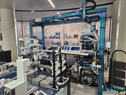 한국제약바이오협회 AI신약연구원은 최근 ‘AI 신약개발 자율실험실’을 구축했다. 연구원의 개입 없이 24시간 동안 실험을 반복할 수 있어 신약 후보물질 발굴 및 합성 수율의 효율성이 높아질 것으로 기대된다. 사진=최영찬 기자