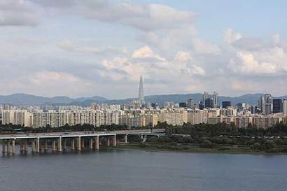 서울 강남구 압구정현대아파트 전경. 12월 22일부터 12월 26일까지 강남구 압구정동 신현대11차 전용면적 115.23㎡ 1층 매물이 65억 원에 거래되며 주간 실거래가 1위를 차지했다. 사진=박정훈 기자