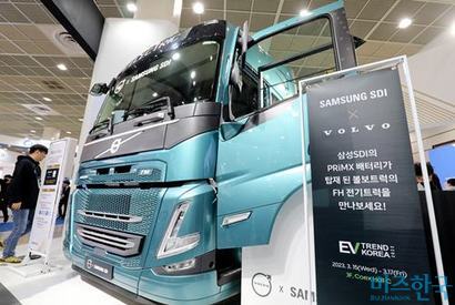 2023년 3월 16일 ‘인터배터리 2023’에서 삼성SDI가 자사 배터리가 들어간 볼보 전기트럭을 선보였다. 사진=박정훈 기자
