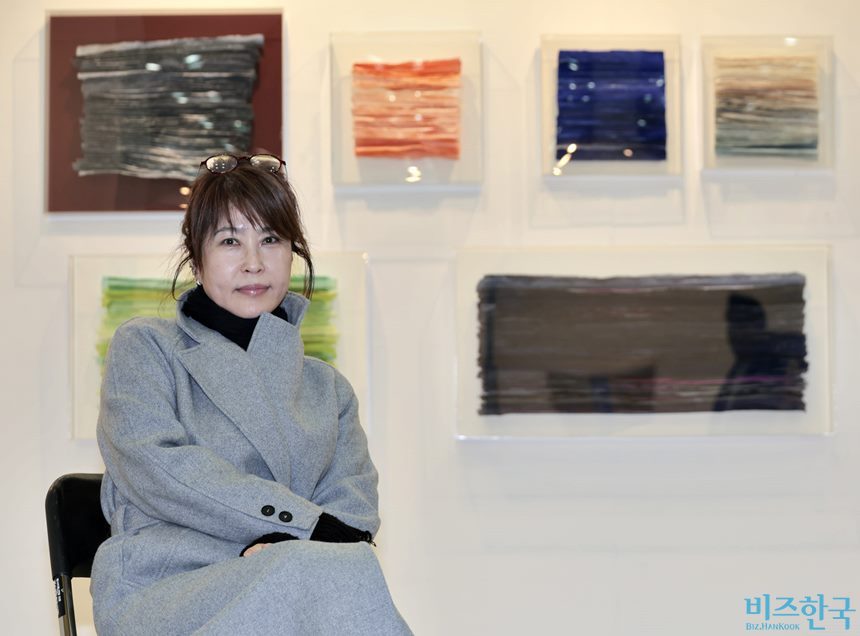 박준희 작가는 색채를 입힌 한지를 켜켜이 쌓아서 화면을 구성한다. 재료의 물질감과 색채의 성질을 결합해 새로운 느낌의 추상화를 보여준다. 사진=박정훈 기자
