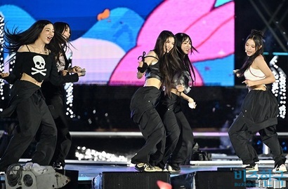 뉴진스가 2023년 8월 '2023 새만금 세계스카우트잼버리 K팝 슈퍼 라이브 콘서트'에서 공연하고 있다. 사진=사진공동취재단