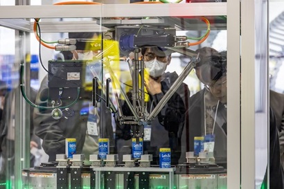 한국은 기술 패러다임을 주도할 플랫폼 설계 및 전략 부재로 부가가치 사슬의 상단부로 이동하는 데 제약이 있다는 평가다. ‘로보월드 2025’에 전시된 산업용 로봇. 사진=최준필 기자