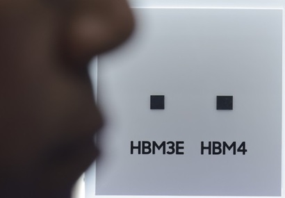 AI 서버 투자 확대와 고대역폭메모리(HBM) 수요 급증이 맞물리며 한국 반도체 산업은 전례 없는 호황을 누렸다. 지난해 11월 반도체 대전 현장에 전시된 삼성전자 HBM4. 사진=박정훈 기자