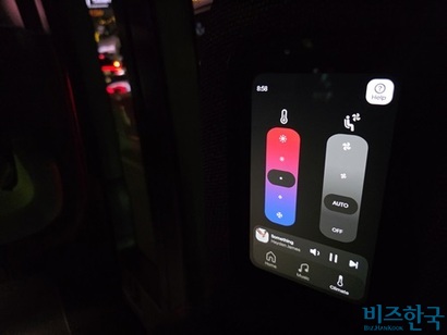 각 좌석 옆면에 장착된 터치형 스크린을 통해 흘러나오는 노래를 변경하거나 실내 온도 및 바람 세기 조절이 가능하다. 사진=강은경 기자