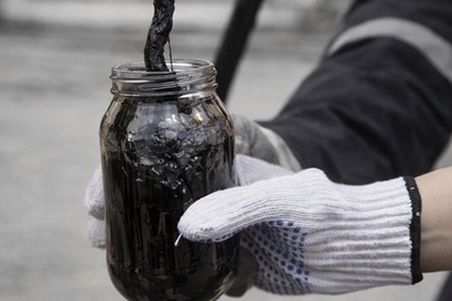 초중질유(extra-heavy crude)는 일반 원유보다 점도가 훨씬 높고 황·니켈·바나듐 등 불순물이 많이 포함된 원유를 말한다. 상온에서는 거의 흐르지 않을 정도로 무거워 물처럼 퍼지는 경질유와 달리 아스팔트에 가까운 성질을 띤다. 사진=베네수엘라 현지 언론