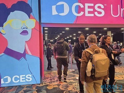 CES 2026 본 전시의 예고편으로 불리는 CES 언베일드에서는 인공지능(AI)이 노동과 감각을 보조하는 기술이 존재감을 드러냈다. 4일(현지시각) 열린 CES 언베일드 행사 현장. 사진=강은경 기자