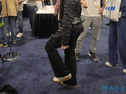 어센티즈의 보행 보조 외골격 수트는 계단이나 경사로처럼 힘이 필요한 순간 사용자의 의도와 근육 부하를 고려해 개입한다. 사진=강은경 기자