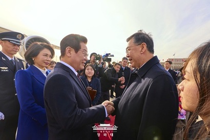 중국을 국빈 방문한 ​이재명 대통령이 ​4일&nbsp;​베이징 서우두 공항에 도착하자 인허쥔 중국 국무원 과학기술부 부장(장관)이 영접하고 있다. 사진=청와대 제공