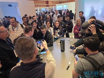 갤럭시 Z 트라이폴드가 진열된 구역에는 많은 미디어 참석자가 몰렸다. 사진=강은경 기자