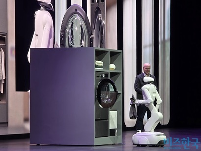 브랜트 바너 LG전자 미국 법인 HS영업실장이 세탁 작업을 시연하는 클로이드를 바라보고 있다. 사진=강은경 기자