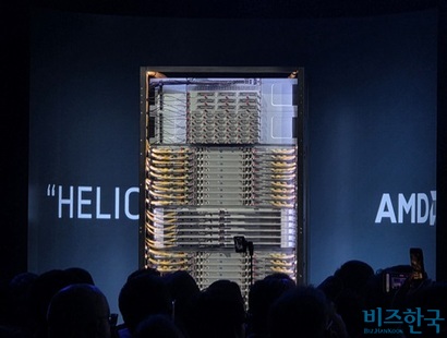 리사 수 AMD CEO는 ‘CES 2026’의 첫 기조연설자로 나서 더 강력한 컴퓨팅 파워를 보조하는 인프라의 필요성을 강조했다. 이날 공개된&nbsp;차세대 AI 랙 스케일 플랫폼 ‘헬리오스(Helios)’. 사진=강은경 기자