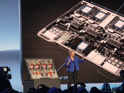 리사 수 AMD CEO가 AI 가속기 ‘인스팅트 MI455’를 선보이고 있다. 사진=강은경 기자