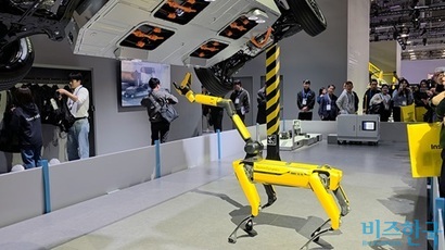 CES 2026 개막 당일 국내외 주요 기업 부스에는 물리적 인공지능 기술을 앞세운 제품과 솔루션이 전시됐다. 사족보행 로봇 스팟이 차량 조립 공정에 투입돼 작업하는 시연 장면. 사진=강은경 기자
