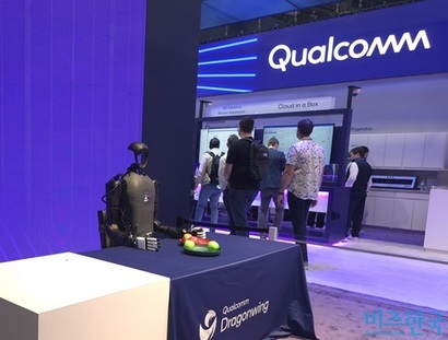 퀄컴은 이날 피지컬 AI 플랫폼 기업으로의 전환을 공식화했다. 부스에서는 드래곤윙 시리즈로 구동되는 휴머노이드 로봇 기술군을 시연한다. 사진=강은경 기자