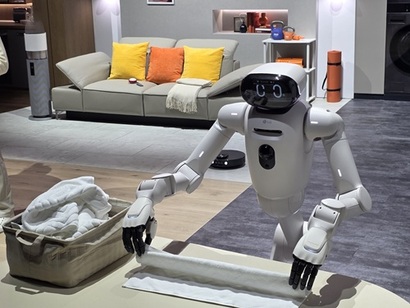 수건을 개고 있는 LG전자 클로이드. 속도는 다소 느리지만 정확하게 수건을 접는 모습을 보였다. 사진=강은경 기자