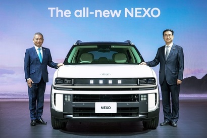 시메기 토시유키 현대자동차 일본 법인장(왼쪽)과 정유석 현대자동차 부사장이 재팬 모빌리티쇼 2025에서 기념사진을 촬영하고 있다. 사진=현대자동차 제공