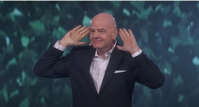 깜짝 등장해 많은 박수를 받은 지아니 인판티노 FIFA 회장. 사진=레노버 라이브 화면 캡처