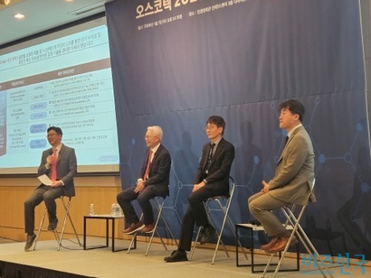 오스코텍이 지난 7일 서울 여의도 전경련회관에서 인베스터 데이를 열고 ‘항내성 항암제’ 등이 포함된 파이프라인 R&D 전략을 소개했다. 왼쪽부터 신동준 오스코텍 CFO(최고재무책임자) 전무, 고종성 제노스코 대표, 윤태영 오스코텍 대표, 곽영신 오스코텍 연구소장 부사장. 사진=최영찬 기자