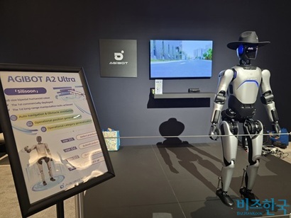 휴머노이드 로봇 최대 양산 업체인 중국 스타트업 애지봇의 A2 울트라. 사진=강은경 기자