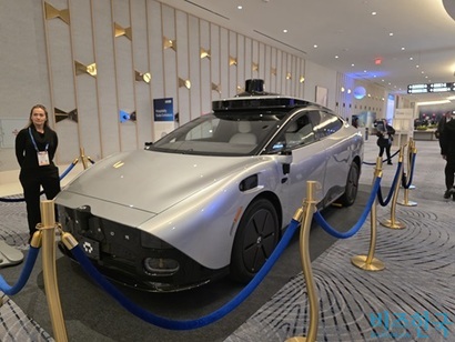 파운드리 전문가 토론이 열리는 현장 옆에서는 엔비디아의 전시가 이뤄지고 있다. 엔비디아의 드라이브 플랫폼을 기반으로 하는 세계 최초 개인용 로보카 텐서. 사진=강은경 기자