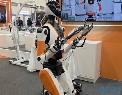 중국 부품 제조사 엘와이 아이테크 부스에 전시된 로봇 제품. 사진=강은경 기자