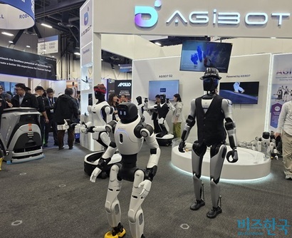 애지봇 부스에 전시된 교육 및 연구용 X2(앞)와 접객용에 적합한 A2. 사진=강은경 기자