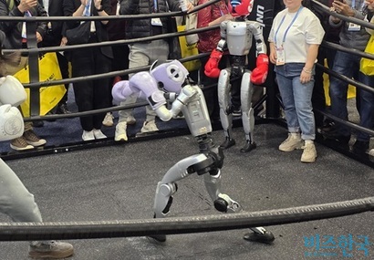 유니트리 부스 앞에 마련된 링 위에서는 관람객이 참여하는 R1의 복싱 대결 시연이 이뤄졌다. 사진=강은경 기자