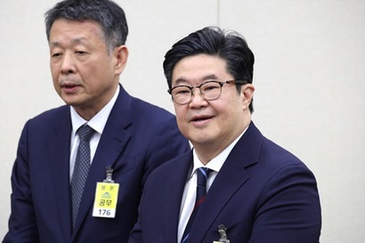 지난해 10월 국정감사에 출석한 김병주 MBK파트너스 회장(오른쪽)과 김광일 홈플러스 대표. 사진=박은숙 기자