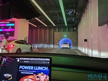 일론 머스크의 보링 컴퍼니가 운영하는 베가스 루프는 지하 터널을 이용해 CES 기간 관람객의 이동을 지원한다. 사진=강은경 기자