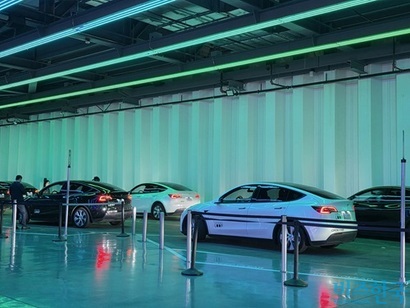 짧은 구간을 반복 운행하는 특성상 운행 안정성이 높고, 정거장에서 승하차를 안내하는 체계도 숙련된 모습이었다. 사진=강은경 기자