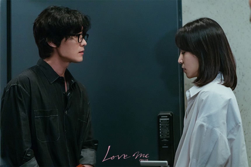 외모도, 능력도 빠지지 않지만 외로웠던 준경. 그러나 한사코 그 외로움을 들키지 않고자 혼자였던 준경은 엄마로 인해 다음이 없을 수 있단 사실을 깨닫고 옆집 남자 도현을 마음에 들인다. 사진=JTBC 제공