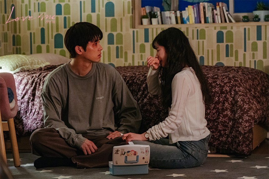 엄마도 떠났고, 여자친구 솔도 떠났다. 그런데 유치원 때부터 함께한 친구 혜온이 자신을 사랑한다고 고백한다. 준서는 이 감정을 잘 헤아릴 수 있을까? 사진=JTBC 제공