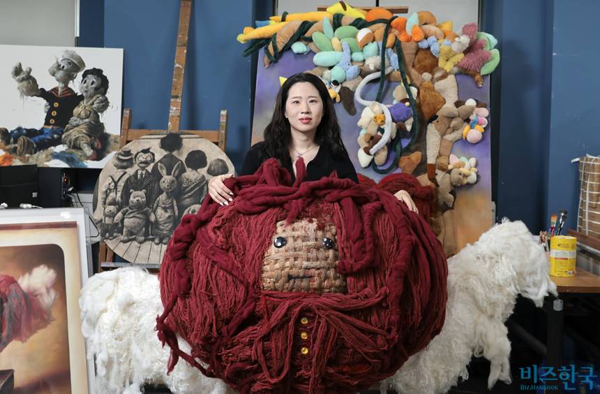 홍단비 작가는 어린 시절 좋아했던 ‘애착 인형’을 작품화해서 잊고 있던 소중한 기억을 소환한다. 사진=박정훈 기자