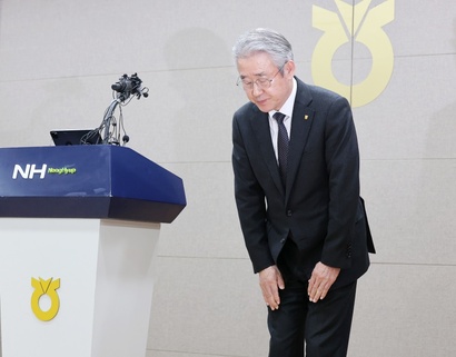 강호동 농협중앙회 회장이 1월 13일 농협중앙회 본관에서 대국민 사과를 하며 고개를 숙였다. 사진=연합뉴스