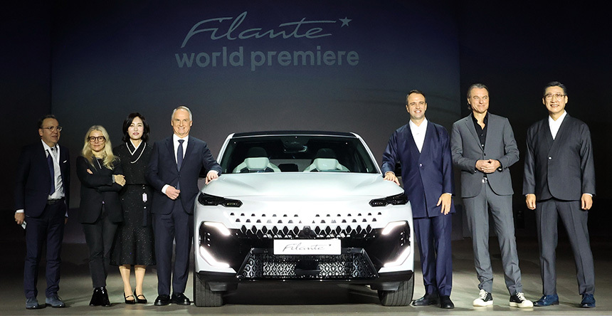 13일 서울 광진구 그랜드워커힐에서 열린 르노코리아의 새로운 플래그십 크로스오버 모델 '필랑트' 공개 행사에서 최성규 르노테크놀로지코리아 연구소장(오른쪽부터), 로렌스 반 덴 아커 르노 그룹 디자인 담당 부사장, 니콜라 파리 르노코리아 사장, 파볼리스 캄볼리브 르노 브랜드 대표가 기념촬영을 하고 있다. 사진=연합뉴스