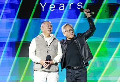 지난해 10월 30일 서울 코엑스에서 열린 엔비디아의 그래픽카드(GPU) 지포스 출시 25주년 행사에 참석한 정의선 현대차그룹 회장과 젠슨 황 엔비디아 최고경영자. 사진=연합뉴스