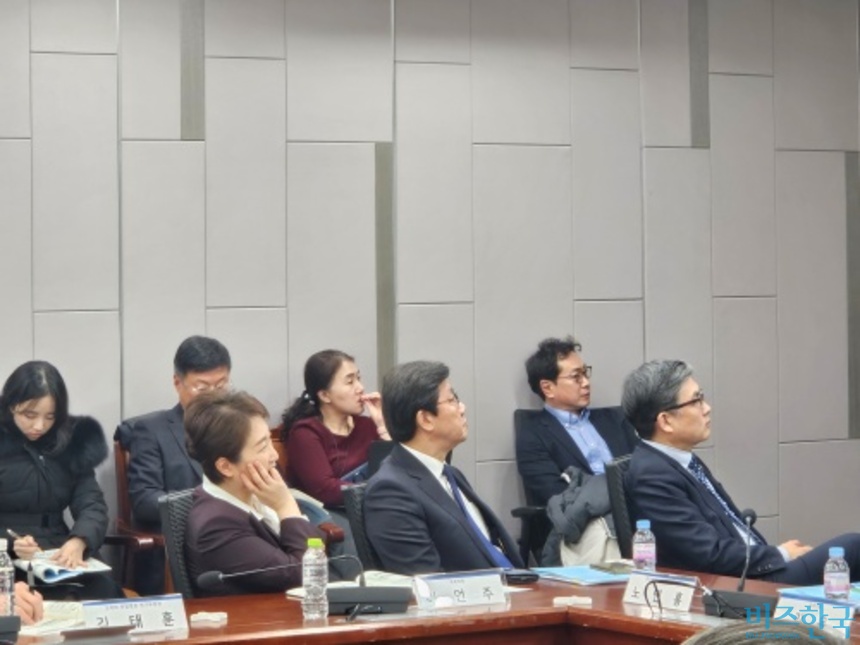 '3.5조 거품' vs '산업 붕괴' 복제약 가격 국회·제약업계 '정면충돌'