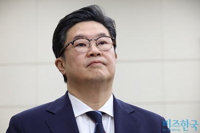 김병주 MBK파트너스 회장이 2025년 10월 국회 정무위원회 국정감사에 증인으로 참석해 질의를 듣고 있다. 사진=박은숙 기자