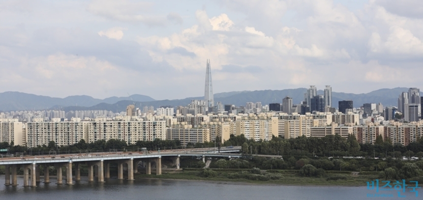 올해 정비사업 대어로 꼽히는 서울 강남구 압구정4구역 재건축사업이 시공자 선정 절차에 본격 돌입하는 가운데, 시공자 선정 입찰지침을 두고 조합원과 업계의 비판이 나오고 있다. 사진은 압구정아파트지구 전경. 사진=박정훈 기자