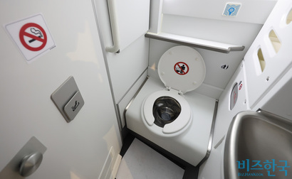 협소한 공간에 오밀조밀하게 구성된 화장실 내부. 사진=임준선 기자