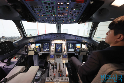 ATR 72-600 조종석 내부. 사진=임준선 기자