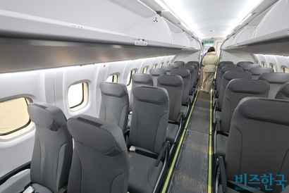 섬에어 1호기의 내부 모습. 좌석수는 72석으로 ATR 72-600 최대 좌석수인 78석에서 승객 편의를 위해 6석을 줄였다. 사진=임준선 기자
