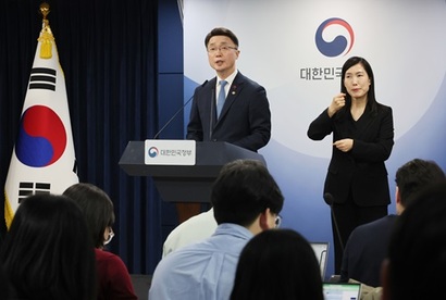 ​독자AI 파운데이션 모델 프로젝트 1차 평가 결과 네이버클라우드와 NC가 낙마했다. ​류제명 과학기술정보통신부 2차관이 15일 서울 종로구 정부서울청사에서 평가 결과를 설명하고 있다. 사진=연합뉴스