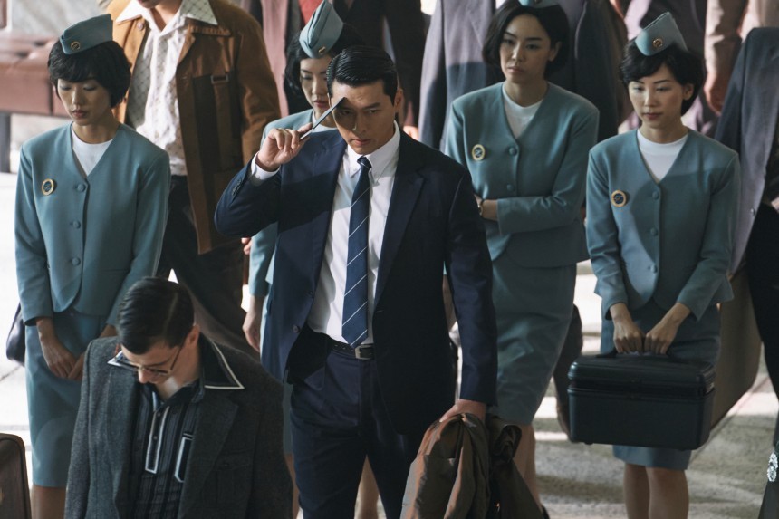 중정 요원과 위험한 비즈니스맨을 오가는 백기태. 더 큰 힘을 가능하게 할 마약 밀매를 접하곤 기회를 놓치지 않는다. 사진=월트디즈니컴퍼니코리아 제공